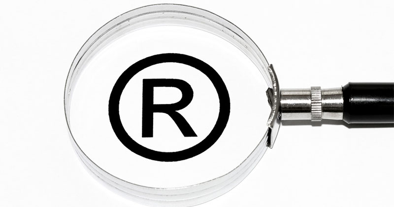 Lupe über Registered Trademark-Logo